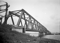 836401 Gezicht op de spoorbrug over het Hollands Diep te Moerdijk.